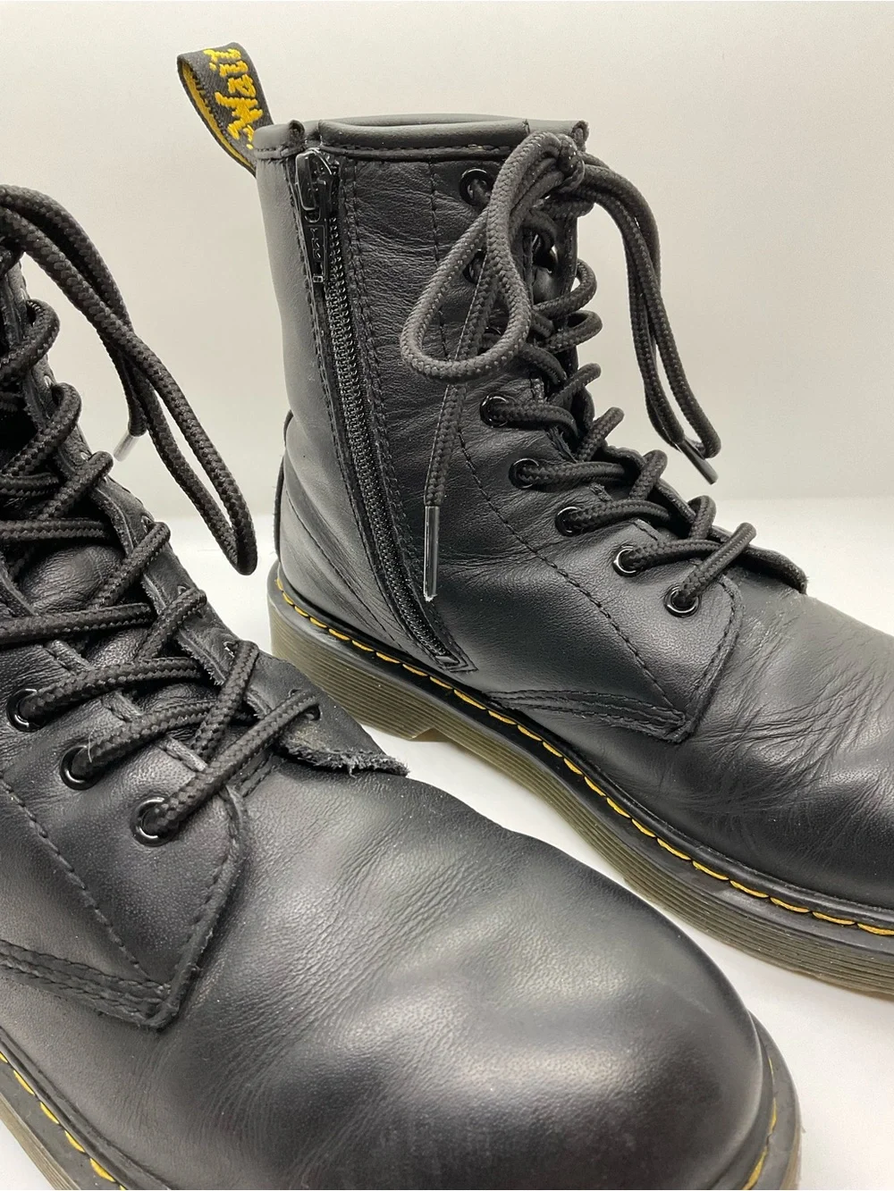 DR. MARTENS YOUTH 1460 SOFTY T LEATHER LACE UP BOOTS (8-hole) size 6
